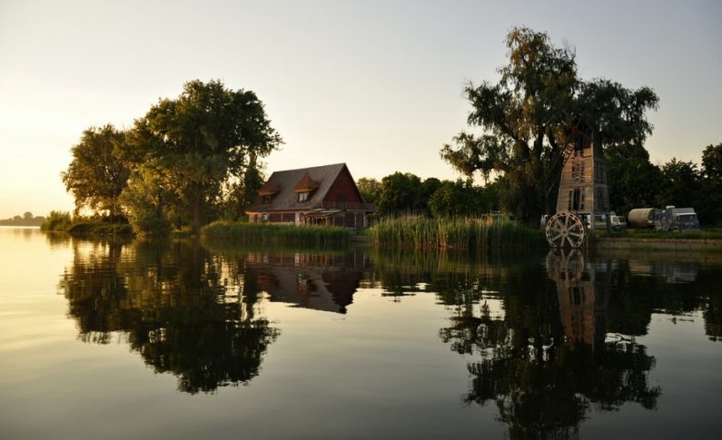The Pros And Cons Of Buying A Lake House